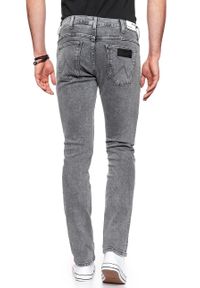 Wrangler - SPODNIE MĘSKIE WRANGLER LARSTON BLEACHED BLACK W18SRA24P 112127609. Stan: obniżony
