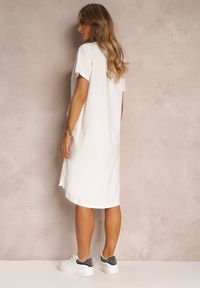 Renee - Biała Sukienka T-shirtowa Oversize z Rozcięciem Diasima. Kolor: biały. Wzór: aplikacja. Typ sukienki: oversize. Długość: mini #5