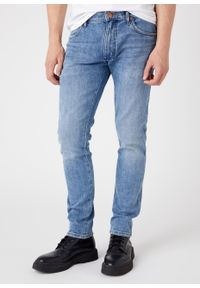 Wrangler - WRANGLER LARSTON MĘSKIE SPODNIE JEANSOWE LIGHT INDIGO W18S59X4E