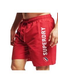 Spodenki kąpielowe męskie Superdry CODE APLLQUE 19INCH. Kolor: czerwony. Materiał: poliester. Styl: sportowy