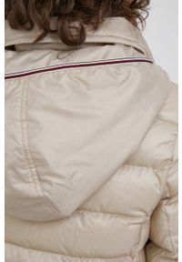 TOMMY HILFIGER - Tommy Hilfiger kurtka damska kolor beżowy przejściowa. Typ kołnierza: kaptur. Kolor: beżowy. Materiał: poliester #2