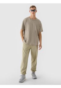 4f - 4F Spodnie dresowe oversize męskie - oliwkowe/khaki XL. Kolor: oliwkowy, brązowy, wielokolorowy. Materiał: dresówka. Wzór: gładki, ze splotem