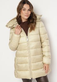 Born2be - Jasnobeżowa Kurtka Pikowana o Wydłużonym Kroju z Dwustronnym Suwakiem i Odpinanym Kapturem Naorae. Okazja: na co dzień. Kolor: beżowy. Materiał: jeans. Styl: sportowy, casual, elegancki #1