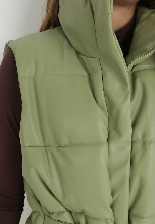 Born2be - Zielona Kamizelka z Ekoskóry Pikowana z Wiązanym Paskiem Talos. Kolor: zielony. Materiał: skóra, materiał. Długość rękawa: bez rękawów. Wzór: aplikacja, paski