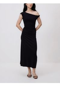 Reserved - Sukienka midi z drapowaniem - czarny. Kolor: czarny. Materiał: wiskoza, dzianina. Długość: midi #1
