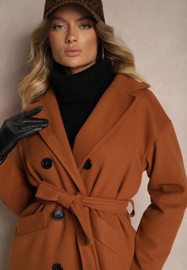 Renee - Jasnobrązowy Płaszcz Dwurzędowy Wiązany Meollie. Okazja: na co dzień. Kolor: brązowy. Materiał: poliester, koronka. Długość: długie. Sezon: wiosna, jesień. Styl: casual, elegancki