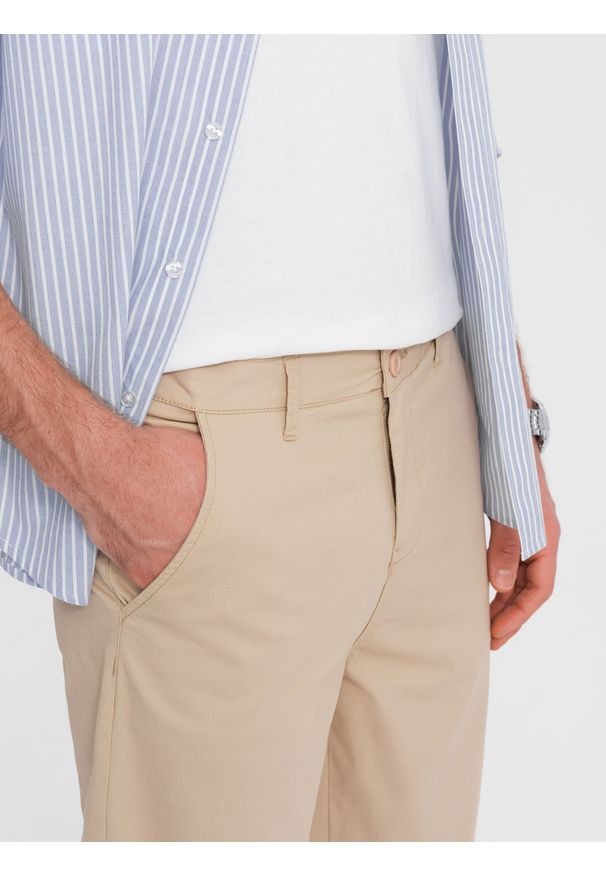 Ombre Clothing - Szorty męskie chinosy z kontrastowym podwinięciem – piaskowe V10. Okazja: na imprezę, do pracy, na co dzień. Materiał: tkanina, elastan, bawełna. Długość: krótkie. Wzór: kolorowy. Sezon: lato. Styl: wakacyjny, casual