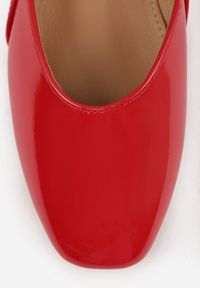Born2be - Czerwone Płaskie Balerinki w Stylu Mary Jane Ozdobione Paskiem Kikizelle. Okazja: na co dzień, na spotkanie biznesowe. Zapięcie: pasek. Kolor: czerwony. Materiał: bawełna. Wzór: aplikacja. Styl: retro, biznesowy, elegancki, casual, klasyczny #6
