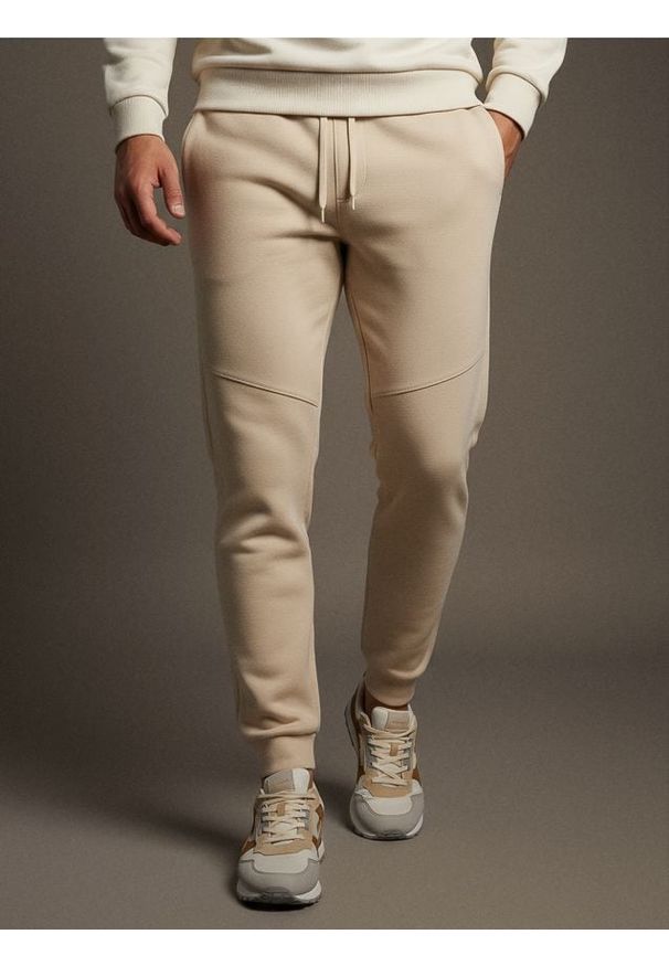 Sinsay - Spodnie jogger dresowe pique - beżowy. Kolor: beżowy. Materiał: dresówka