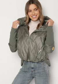 Born2be - Zielona Kurtka z Pikowanymi Przeszyciami o Pudełkowym Kroju Tacholla. Okazja: na co dzień, na spacer. Kolor: zielony. Materiał: jeans. Wzór: aplikacja. Styl: casual