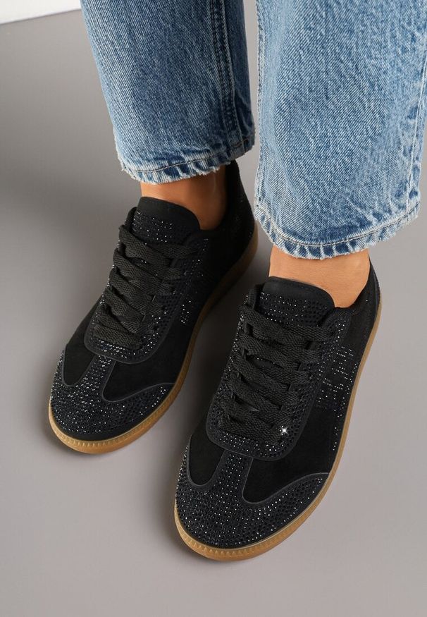 Renee - Czarne Sneakersy Tenisówki Ozdobione Cyrkoniami Amoiona. Okazja: na co dzień. Zapięcie: sznurówki. Kolor: czarny. Materiał: jeans. Wzór: aplikacja. Obcas: na płaskiej podeszwie