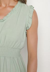 Born2be - Jasnozielona Sukienka z Wiskozą o Rozkloszowanym Kroju Bez Rękawów Folerose. Typ kołnierza: dekolt w serek. Kolor: zielony. Materiał: wiskoza. Długość rękawa: bez rękawów. Sezon: wiosna, lato. Typ sukienki: rozkloszowane. Styl: elegancki #5