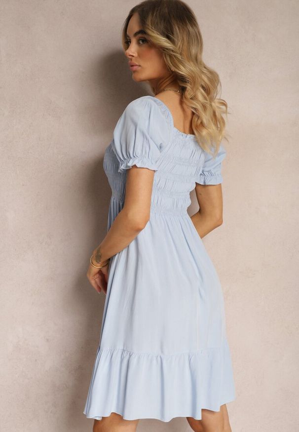 Renee - Jasnoniebieska Bawełniana Sukienka o Rozkloszowanym Kroju z Gumką przy Dekolcie Moridia. Kolor: niebieski. Materiał: bawełna. Typ sukienki: rozkloszowane. Styl: elegancki