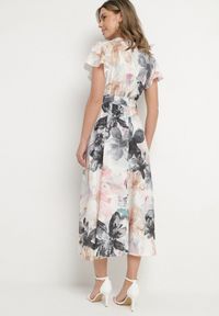 Born2be - Biało-Czarna Sukienka w Kwiaty o Kopertowym Kroju z Wiązanym Paskiem Redanae. Okazja: na co dzień. Kolor: czarny. Wzór: kwiaty. Typ sukienki: kopertowe. Styl: elegancki, casual #5