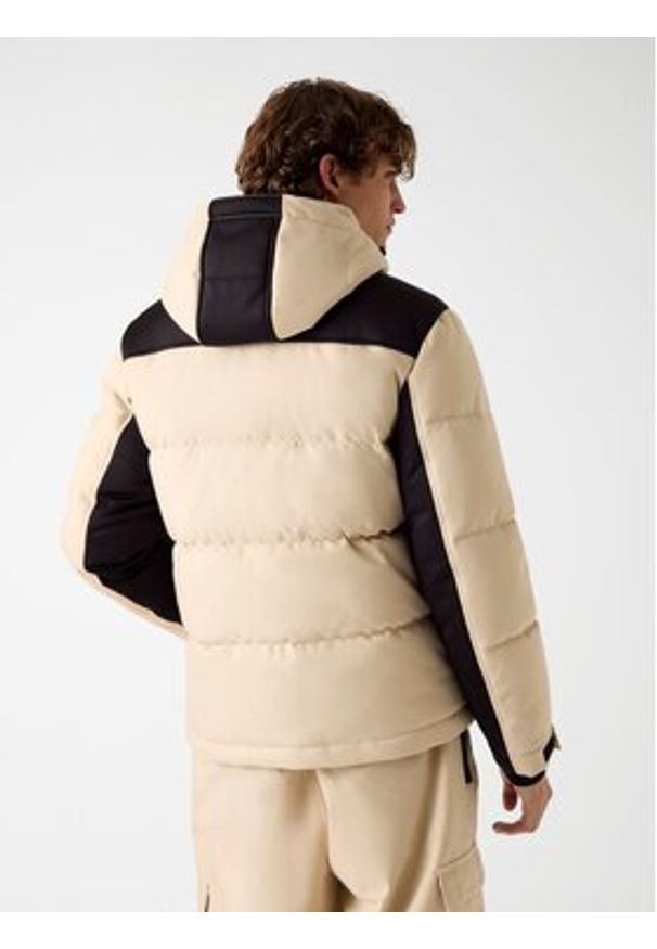 Guess Kurtka narciarska M5BL0N WF182 Beżowy Regular Fit. Kolor: beżowy. Materiał: syntetyk. Sport: narciarstwo