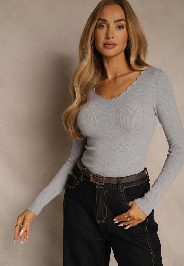 Renee - Szary Sweter o Taliowanym Kroju z Nieregularnym Dekoltem w V Fenalissa. Okazja: na co dzień. Kolor: szary. Długość: krótkie. Sezon: zima, jesień. Styl: casual