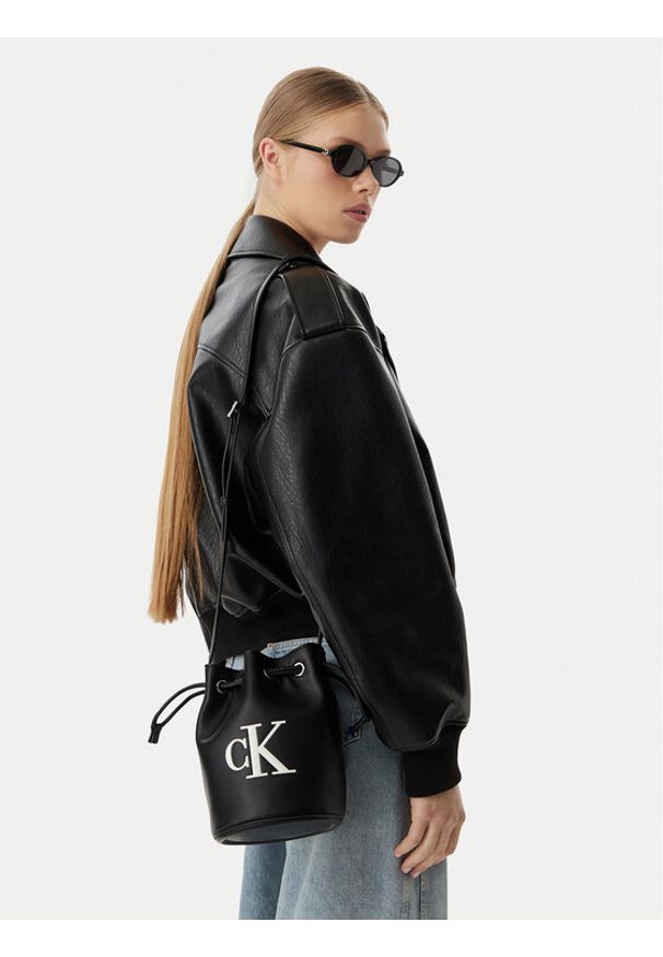 Calvin Klein Torebka Bold Ck Small LV04F3640G Czarny. Kolor: czarny. Materiał: skórzane