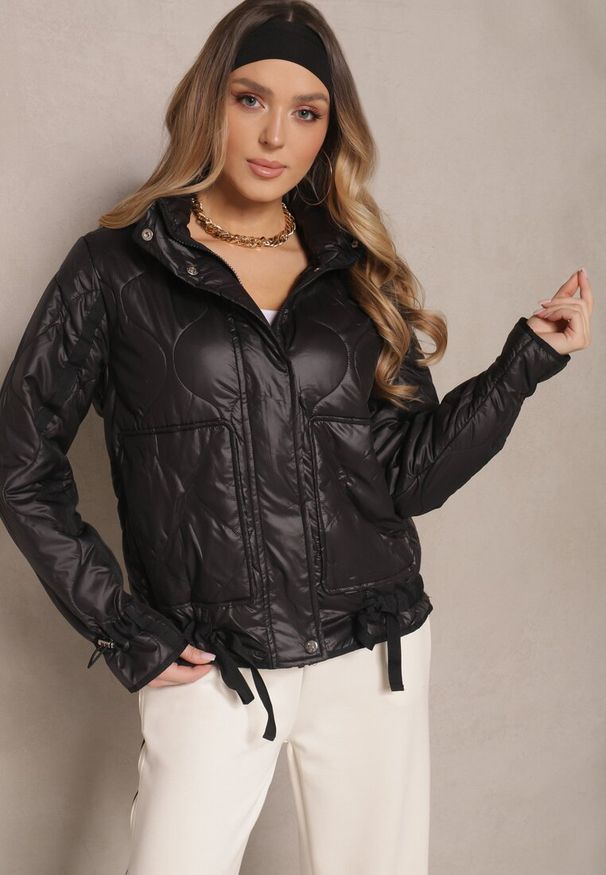 Renee - Czarna Pikowana Kurtka z Kieszeniami i Odpinanym Kapturem Eranela. Okazja: na co dzień. Kolor: czarny. Materiał: jeans. Styl: elegancki, casual