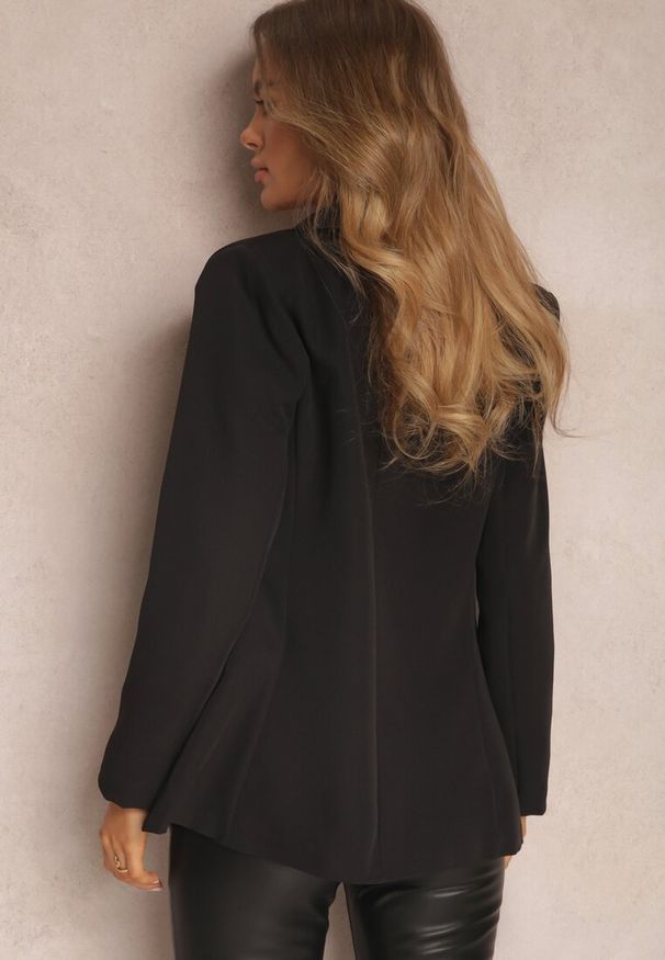 Renee - Czarna Marynarka Timatea. Kolor: czarny. Materiał: satyna. Długość rękawa: długi rękaw. Długość: długie. Styl: elegancki, wizytowy