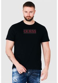 Guess - GUESS Czarny t-shirt męski z czerwonym logo. Kolor: czarny