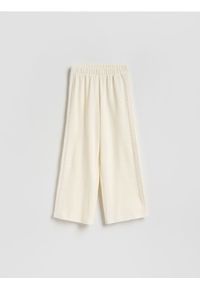 Reserved - Bawełniane spodnie z lampasami - kremowy. Kolor: kremowy. Materiał: bawełna