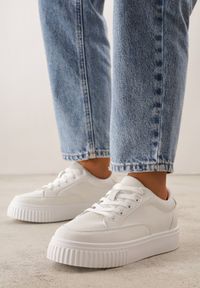 Renee - Białe Sneakersy na Tłoczonej Platformie Zeaninia. Okazja: na co dzień. Kolor: biały. Materiał: jeans. Obcas: na platformie #7