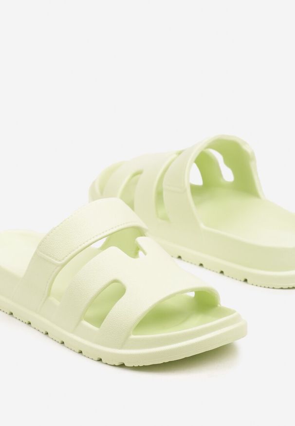 Renee - Jasnozielone Klapki z Pianki Zdobione Wycięciami Ellivania. Okazja: na plażę, na spacer, na co dzień. Kolor: zielony. Materiał: jeans. Wzór: aplikacja. Sezon: lato. Styl: casual