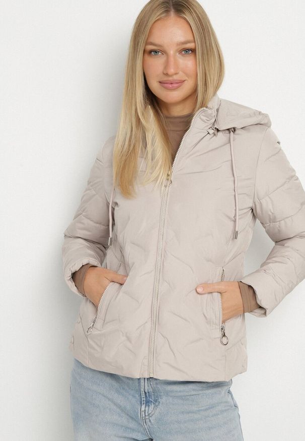 Born2be - Ciemnobeżowa Przejściowa Kurtka z Pikowanymi Przeszyciami i Odpinanym Kapturem Olunea. Okazja: na spacer, na co dzień. Kolor: beżowy. Materiał: jeans, poliester. Styl: casual, elegancki