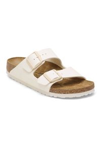 Birkenstock - BIRKENSTOCK ARIZONA BF EGGSHELL Klapki damskie. Okazja: na co dzień, na plażę. Kolor: beżowy. Materiał: skóra, jeans, materiał. Wzór: paski. Sezon: lato. Styl: klasyczny, casual, elegancki #8