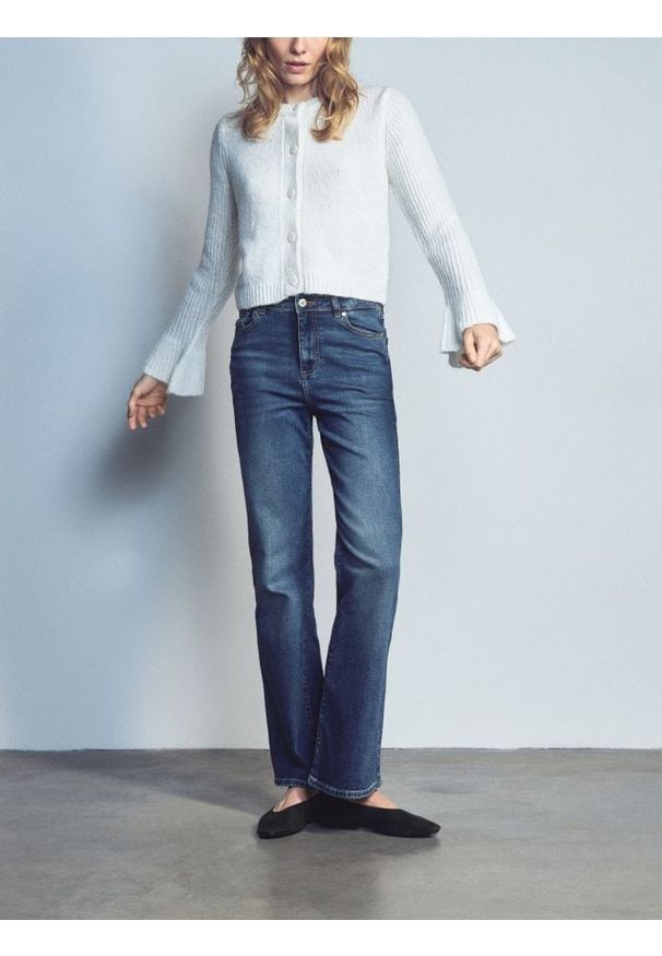 Reserved - Jeansy flare - niebieski. Kolor: niebieski