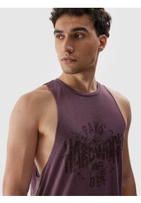 4f - Luźny tank top treningowy męski. Kolor: czerwony. Materiał: dzianina, włókno, materiał. Długość rękawa: bez rękawów. Wzór: nadruk