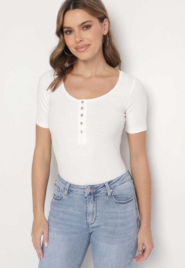 Born2be - Biały Prążkowany T-shirt z Bawełny Ozdobiony Guzikami Tasavia. Okazja: na co dzień. Kolor: biały. Materiał: bawełna, prążkowany. Wzór: aplikacja. Styl: klasyczny, casual