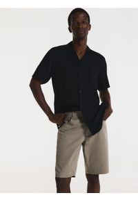 Reserved - Szorty regular fit - brązowy. Kolor: brązowy. Materiał: bawełna, tkanina