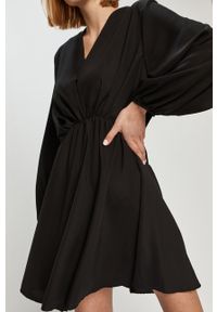 ANSWEAR - Answear Lab - Sukienka. Okazja: na co dzień. Kolor: czarny. Materiał: tkanina, poliester, materiał, elastan. Długość rękawa: długi rękaw. Wzór: gładki. Typ sukienki: rozkloszowane, proste. Styl: wakacyjny. Długość: mini #5