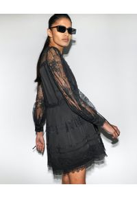 SELF PORTRAIT - Czarna sukienka mini z koronką. Kolor: czarny. Materiał: koronka. Wzór: koronka. Typ sukienki: rozkloszowane. Styl: retro, elegancki. Długość: mini #3