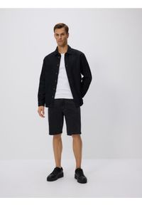 Reserved - Jeansowe szorty regular - czarny. Kolor: czarny. Materiał: jeans