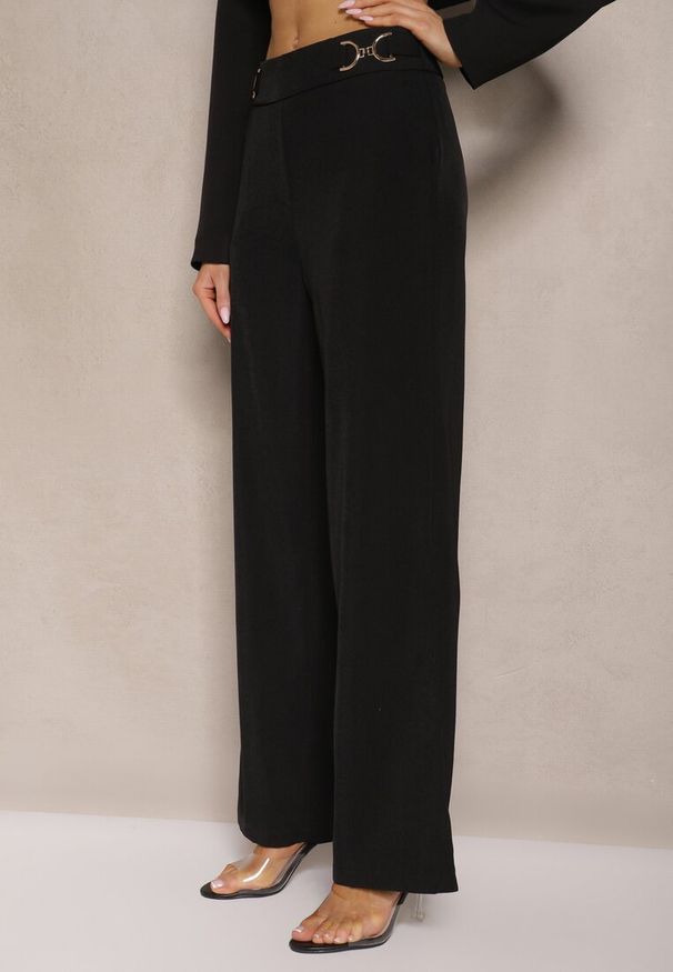 Renee - Czarne Spodnie High Waist o Szerokim Fasonie z Paskiem i Złotym Metalicznym Detalem Eniarra. Okazja: do pracy. Stan: podwyższony. Kolor: czarny. Materiał: jedwab. Styl: elegancki