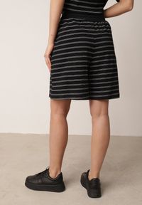 Born2be - Czarne Bawełniane Szorty w Paski z Wysokim Stanem w Stylu Casual Naunea. Okazja: na co dzień. Stan: podwyższony. Kolor: czarny. Materiał: bawełna. Długość: długie. Wzór: paski. Sezon: lato. Styl: casual #2