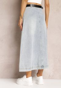 Renee - Jasnoniebieska Jeansowa Spódnica Maxi o Rozkloszowanym Kroju z Paskiem Teviva. Kolor: niebieski. Materiał: jeans. Sezon: lato, wiosna