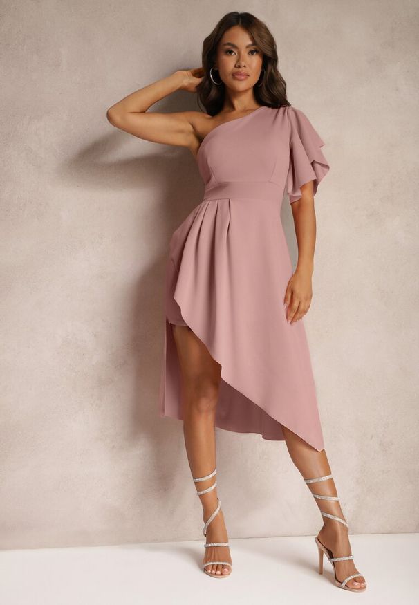 Renee - Ciemnoróżowa Asymetryczna Sukienka Wieczorowa na Jedno Ramię Ozdobiona Falbankami Vimasira. Typ kołnierza: kołnierz z falbankami. Kolor: różowy. Długość rękawa: krótki rękaw. Wzór: aplikacja. Sezon: lato. Typ sukienki: asymetryczne. Styl: wizytowy