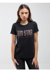 Big-Star - Koszulka damska z nadrukiem czarna Brigida 906. Okazja: do pracy, na co dzień. Kolor: czarny. Materiał: sztruks, jeans, dzianina. Wzór: nadruk. Styl: casual, klasyczny