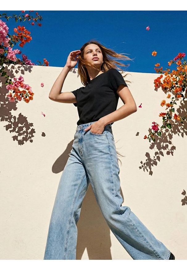 Sinsay - Koszulka - czarny. Kolor: czarny. Materiał: bawełna. Długość rękawa: krótki rękaw. Długość: krótkie