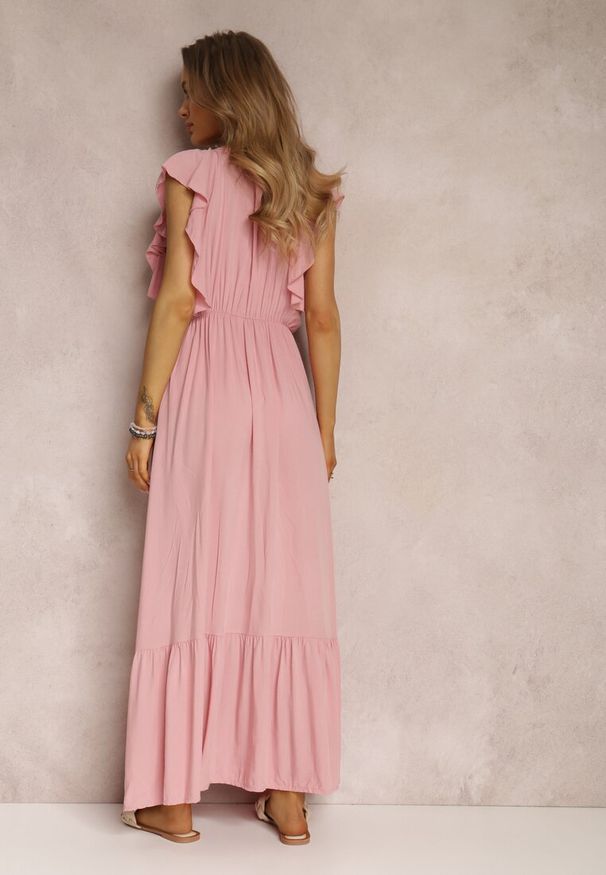 Renee - Różowa Sukienka z Wiskozy Ganogeus. Typ kołnierza: kołnierz z falbankami, dekolt kopertowy. Kolor: różowy. Materiał: wiskoza. Wzór: aplikacja. Sezon: lato. Typ sukienki: rozkloszowane, kopertowe. Styl: wizytowy. Długość: maxi