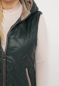 Born2be - Ciemnozielona Pikowana Kamizelka z Odpinanym Kapturem Rilanisa. Okazja: na co dzień. Kolor: zielony. Materiał: jeans. Styl: klasyczny, casual, elegancki #5