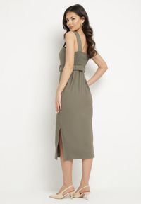 Born2be - Ciemnozielona Dopasowana Sukienka z Wiskozą z Rozcięciami i Paskiem z Klamrą Mepelle. Okazja: na co dzień. Typ kołnierza: dekolt kwadratowy. Kolor: zielony. Materiał: wiskoza. Typ sukienki: dopasowane. Styl: klasyczny, casual, elegancki #3