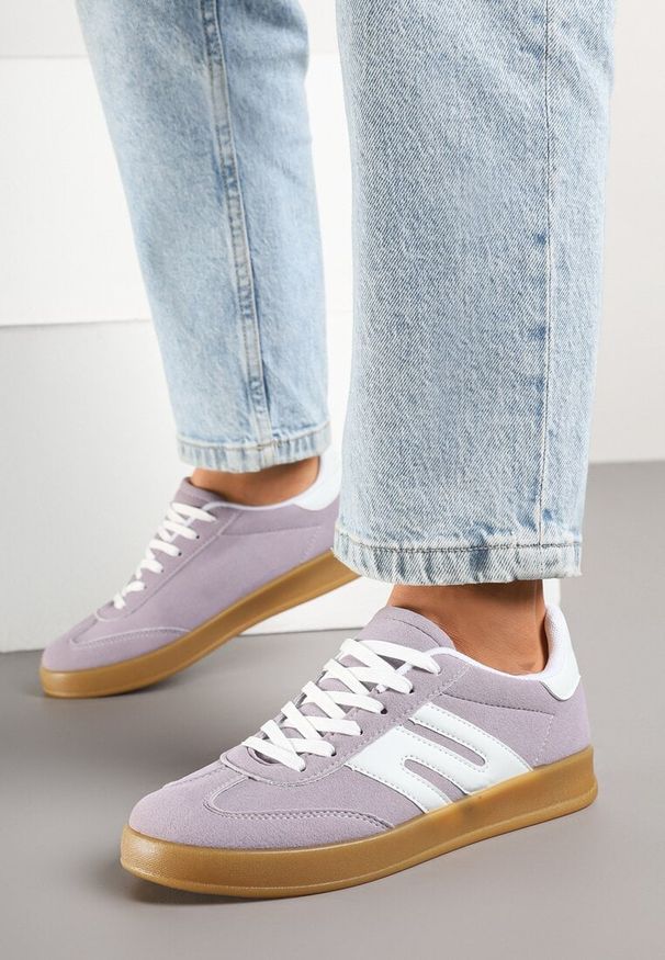 Renee - Jasnofioletowe Sneakersy Kultowe Tenisówki Zdobione Przeszyciami Eveltewia. Okazja: na co dzień. Kolor: fioletowy. Materiał: jeans. Wzór: aplikacja
