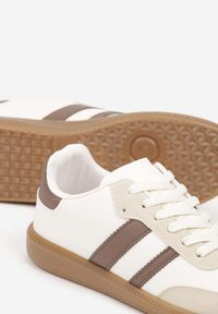 Renee - Ciemnobeżowe Casualowe Sneakersy na Płaskiej Podeszwie z Paskami Jereria. Okazja: na co dzień. Zapięcie: pasek. Kolor: beżowy. Materiał: jeans. Obcas: na płaskiej podeszwie #2