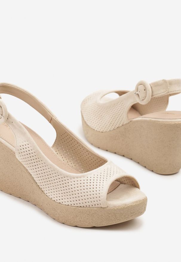 Born2be - Beżowe Sandały Vices na Koturnie ze Skórzaną Wkładką i Perforacją Potelle. Okazja: na spotkanie biznesowe, na co dzień. Zapięcie: pasek. Kolor: beżowy. Materiał: skóra. Wzór: kwiaty, aplikacja. Sezon: lato. Obcas: na koturnie. Styl: casual, klasyczny, biznesowy