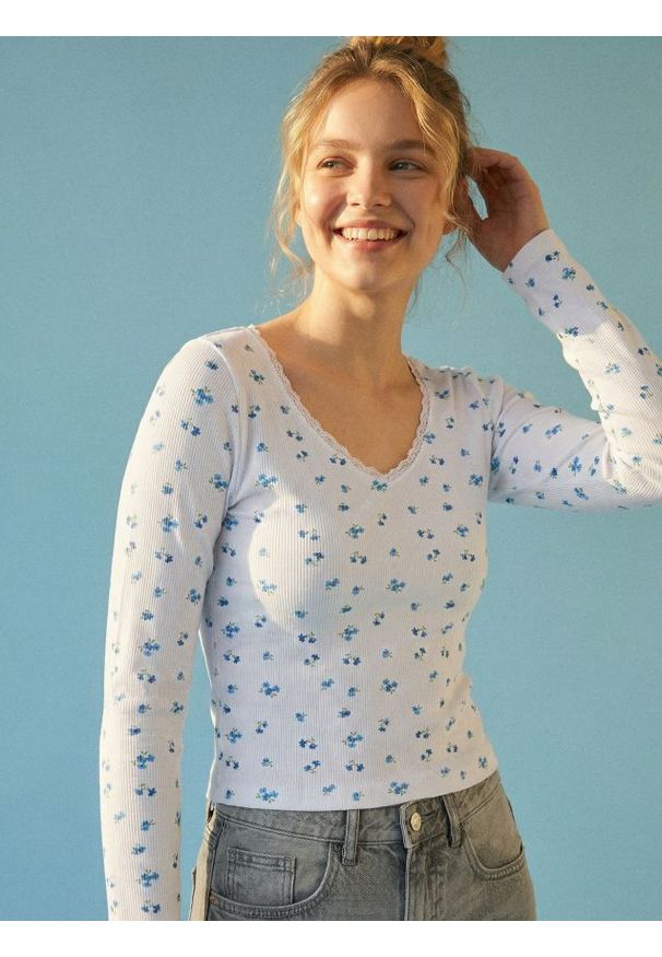 Sinsay - Bawełniana bluzka ze wzorem w kwiaty - wielobarwny. Materiał: bawełna. Wzór: kwiaty