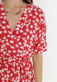 Born2be - Czerwona Sukienka Achanie. Typ kołnierza: dekolt w serek. Kolor: czerwony. Materiał: wiskoza, materiał. Długość rękawa: krótki rękaw. Typ sukienki: asymetryczne, kopertowe. Długość: maxi #2